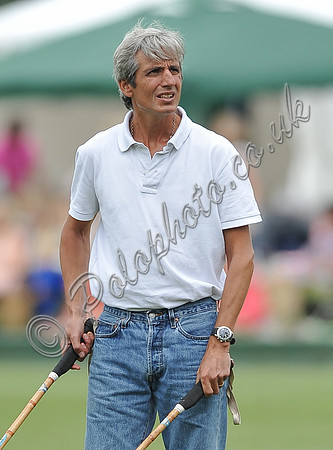 Pépé Araya holding two polo sticks