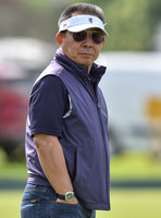 Vichai Raksriaksorn Srivaddhanaprabha wearing sunglasses and sun visor