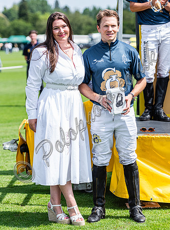 Presentation of the Ellerston Cup to winning team